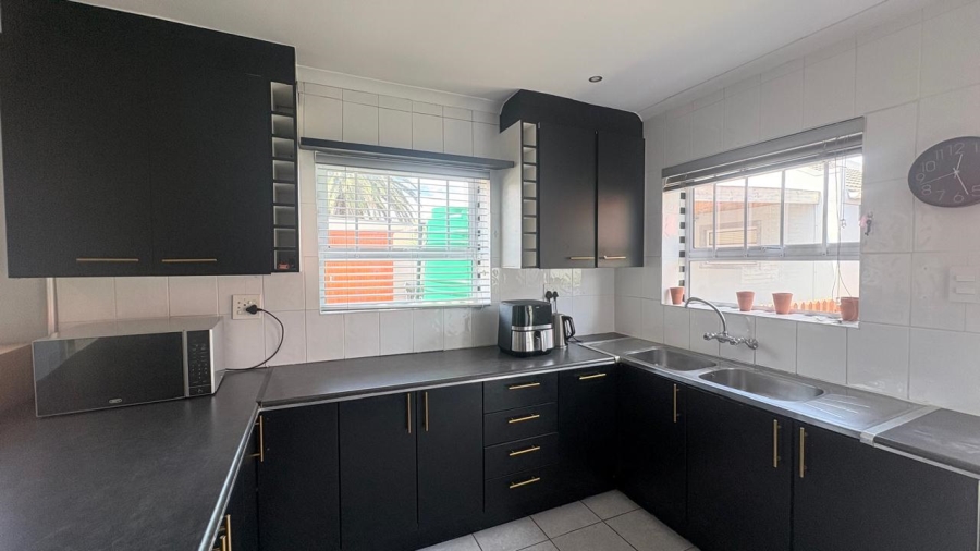 To Let 3 Bedroom Property for Rent in Capri Western Cape